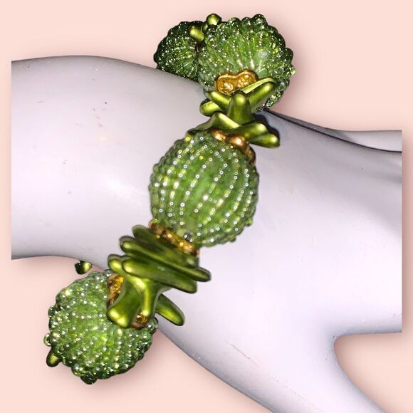 Green Glass beaded stretch bracelet gold flower bead caps green metallic chips - Picture 5 of 5